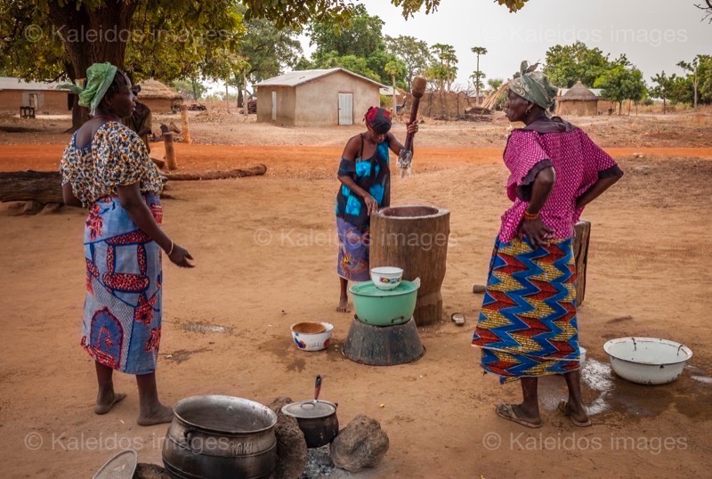 Africa;Benin;Cooking;Kaleidos;Kaleidos images;La parole à l'image;Meal;Meal  Preparation;Mortar;Pestles;Tarek Charara;Woman;Women;Pehonko