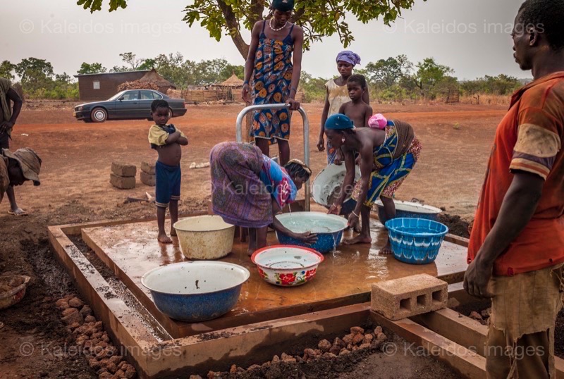 Africa;Benin;Children;Drinking water;Kaleidos;Kaleidos images;La parole à l'image;Pumps;Tarek Charara;Water;Water well;Wells;Woman;Women;Pehonko