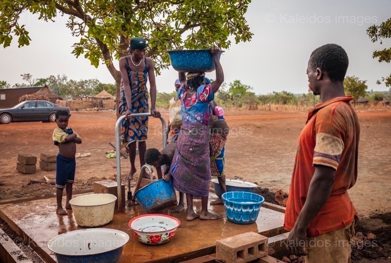 Africa;Benin;Children;Drinking water;Kaleidos;Kaleidos images;La parole à l'image;Pumps;Tarek Charara;Water;Water well;Wells;Woman;Women;Pehonko