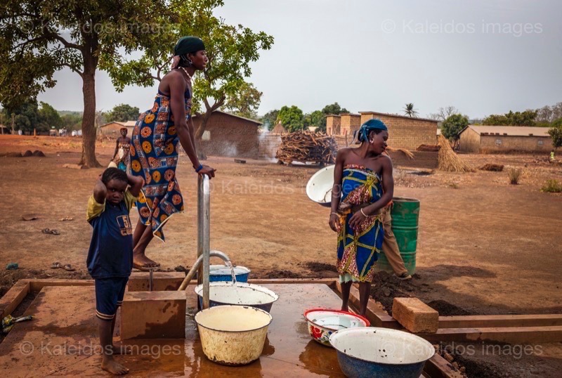 Africa;Benin;Children;Drinking water;Kaleidos;Kaleidos images;La parole à l'image;Pumps;Tarek Charara;Water;Water well;Wells;Woman;Women;Pehonko