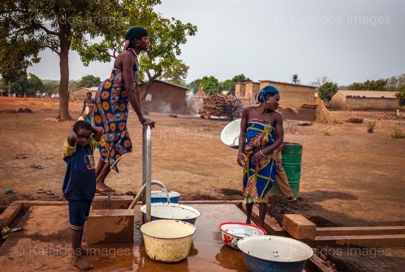 Afrique;Bénin;Eau;Eau potable;Enfants;Femmes;Kaleidos;Kaleidos images;La parole à l'image;Pompes;Puits;Tarek Charara;Pehonko