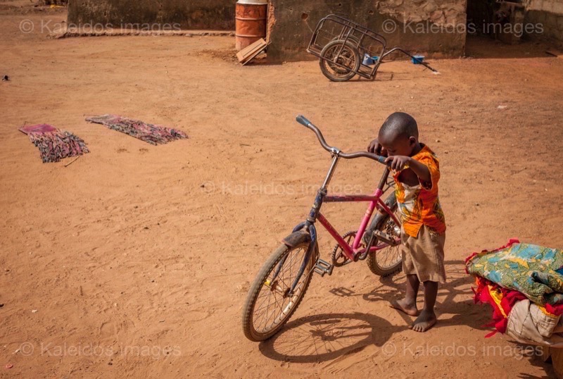 Africa;Benin;Bicycle;Boys;Children;Kaleidos;Kaleidos images;La parole à l'image;Sameddine Atta;Tarek Charara;Pehonko