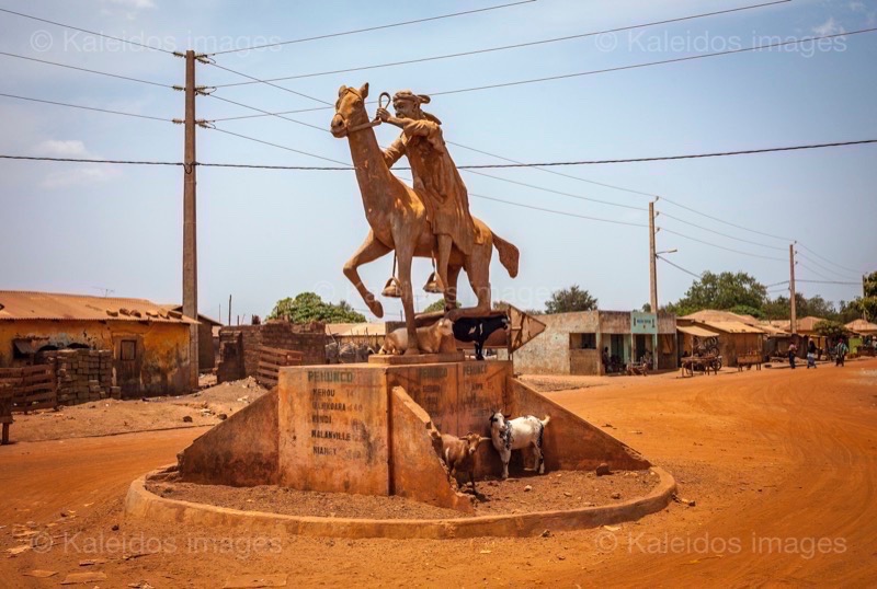 Africa;Benin;Goats;Kaleidos;Kaleidos images;La parole à l'image;Statues;Tarek Charara;Riders;Horses;Pehonko