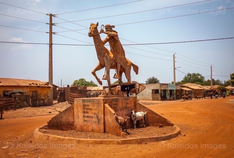 Afrique;Bénin;Cavaliers;Chèvres;Kaleidos;Kaleidos images;La parole à l'image;Statues;Tarek Charara;Cheval;Chevaux;Pehonko