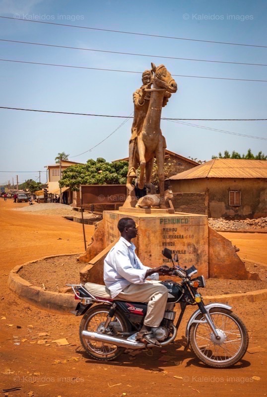 Afrique;Bénin;Cavaliers;Chèvres;Kaleidos;Kaleidos images;La parole à l'image;Statues;Tarek Charara;Cheval;Chevaux;Motos;Pehonko