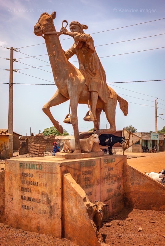 Afrique;Bénin;Cavaliers;Chèvres;Kaleidos;Kaleidos images;La parole à l'image;Statues;Tarek Charara;Cheval;Chevaux;Pehonko