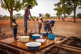 Africa;Benin;Children;Drinking-water;Kaleidos;Kaleidos-images;La-parole-à-limage;Pumps;Tarek-Charara;Water;Water-well;Wells;Woman;Women;Pehonko