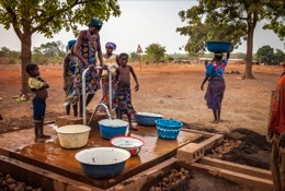 Africa;Benin;Children;Drinking-water;Kaleidos;Kaleidos-images;La-parole-à-limage;Pumps;Tarek-Charara;Water;Water-well;Wells;Woman;Women;Pehonko