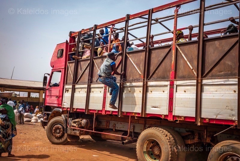 Afrique;Bénin;Kaleidos;Kaleidos images;La parole à l'image;Lorries;Lorry;People;Tarek Charara;Transportation;Transports;Travel;Travelling;Trucks;Vehicles