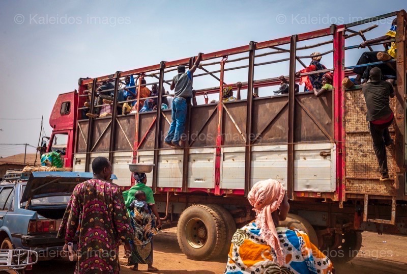 Afrique;Bénin;Camions;Gens;Kaleidos;Kaleidos images;La parole à l'image;Personnes;Poids lourds;Tarek Charara;Transports;Vehicules;Voyages