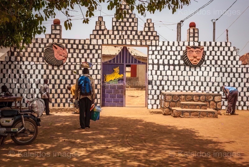 Africa;Benin;Entrances;Gates;Kaleidos;Kaleidos images;La parole à l'image;Man;Men;Kilir;Royal Palace of Djougou;Tarek Charara