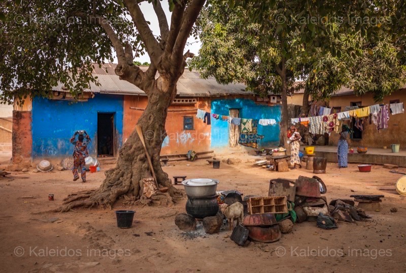 Africa;Architecture;Benin;Houses;Inner Courtyards;Kaleidos;Kaleidos images;La parole à l'image;People;Tarek Charara;Trees