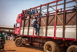 Afrique;Bénin;Camions;Gens;Kaleidos;Kaleidos-images;La-parole-à-limage;Personnes;Poids-lourds;Tarek-Charara;Transports;Vehicules;Voyages