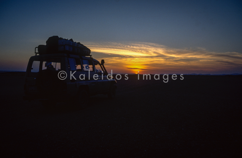 4x4;Adventure;Africa;Cars;Dawn;Deserts;Djibouti;Four wheel drive;Kaleidos;Kaleidos images;Lake Abbe;Lake Abhe Bad;Landscapes;Sun rise;Sunrise;Tarek Charara;Tourism;Transport;Transportation;Vehicles