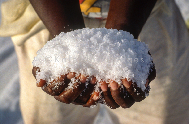 Africa;Afrique;Djibouti;Hands;Kaleidos;Kaleidos images;Mains;Salt;Sel;Tarek Charara