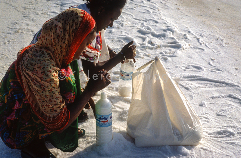 Africa;Afrique;Assal;Djibouti;Femme;Femmes;Kaleidos;Kaleidos images;Lac;Lac Assal;Lacs;Lake;Lake Assal;Lakes;Salt;Sel;Tarek Charara;Woman;Women