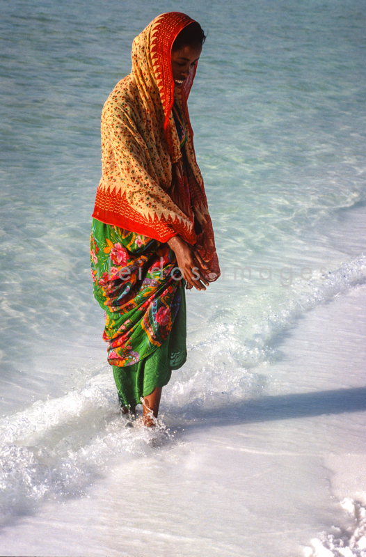 Africa;Afrique;Assal;Djibouti;Femme;Femmes;Kaleidos;Kaleidos images;Lac;Lac Assal;Lacs;Lake;Lake Assal;Lakes;Salt;Sel;Tarek Charara;Woman;Women