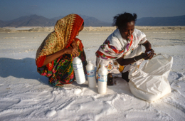 Africa;Afrique;Assal;Djibouti;Femme;Femmes;Kaleidos;Kaleidos-images;Lac;Lac-Assal;Lacs;Lake;Lake-Assal;Lakes;Salt;Sel;Tarek-Charara;Woman;Women