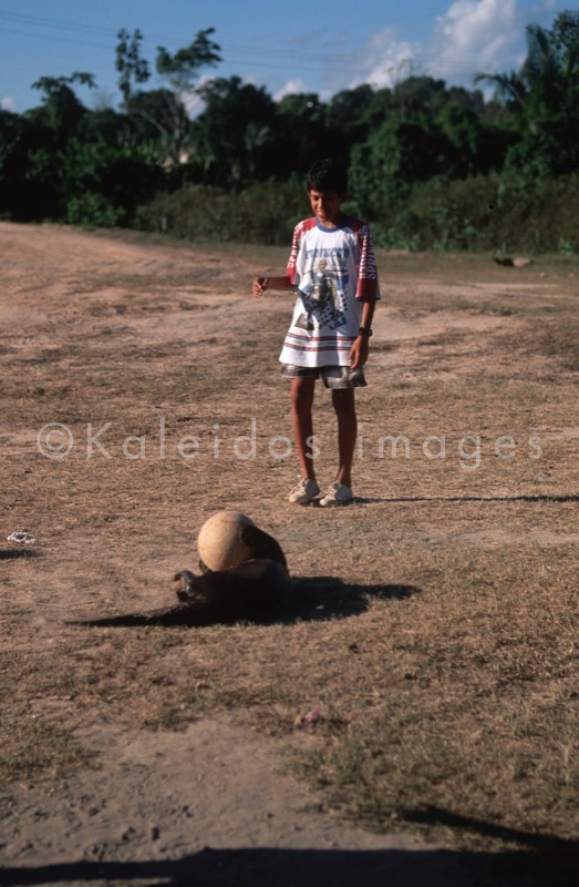 Hervé Merliac,Kaleidos images;La parole à l'image;Boys;Children;Otters;Soccer;Football;Ball;Play;Games