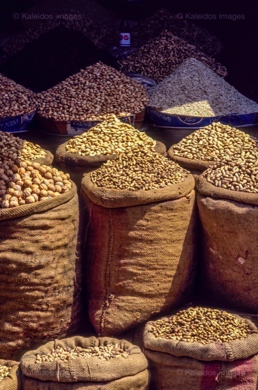 Almonds;Kaleidos;Kaleidos images;Karachi;La parole à l'image;Oilseeds;Pakistan;Peanuts;Philippe Guéry;Sind;Walnuts