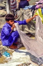 Cleaning;Juna-Dhobi-Ghat;Kaleidos;Kaleidos-images;Karachi;La-parole-à-limage;Laundries;Laundry;Man;Men;Pakistan;Philippe-Guéry;Sind;Washing