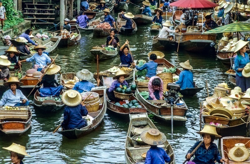 Boats;Canal;Damnoen Saduak;Floating markets;Kaleidos;Kaleidos images;La parole à l'image;Markets;Merchants;Philippe Guéry;Ratchaburi;Sampans;Street Vendors;Thailand;Vendors
