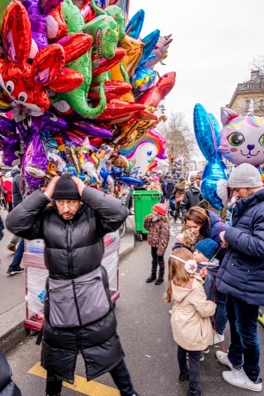 Belleville;Nouvel an chinois;Nouvel an lunaire;Paris;Paris XIX;Paris 19;France;Kaleidos;Kaleidos images;La parole à l'image;Tarek Charara;Ballons;Marchands ambulants;Marchands;Vendeurs