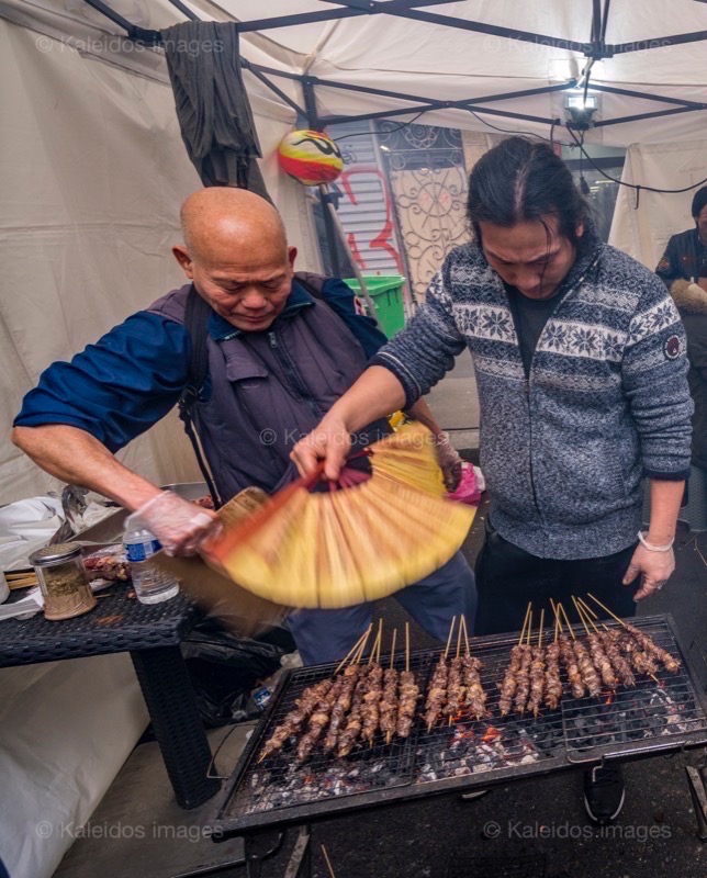 Belleville;Nouvel an chinois;Nouvel an lunaire;Paris;Paris XIX;Paris 19;France;Kaleidos;Kaleidos images;La parole à l'image;Tarek Charara;Hommes;Street food;Vendeurs ambulants;Vendeurs