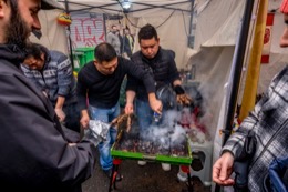 Belleville;Nouvel-an-chinois;Nouvel-an-lunaire;Paris;Paris-XIX;Paris-19;France;Kaleidos;Kaleidos-images;La-parole-à-limage;Tarek-Charara;Hommes;Street-food;Vendeurs-ambulants;Vendeurs