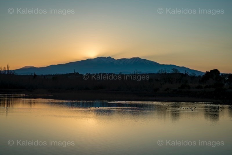 Canigou;Canigó;Coucher de soleil;Coucher du soleil;France;Kaleidos;Kaleidos images;La parole à l'image;Lac de la Raho;Lacs;Lakes;Landscapes;Paysages;Pyrénées orientales;Sunsets;Tarek Charara;Villeneuve-de-la-Raho