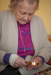 Elderly-lady,Kaleidos,Kaleidos-images,La-parole-à-limage,Lady,Loupe,Magnifying-glass,Nursing-home,Old,Retirement-home,Tarek-Charara,Woman