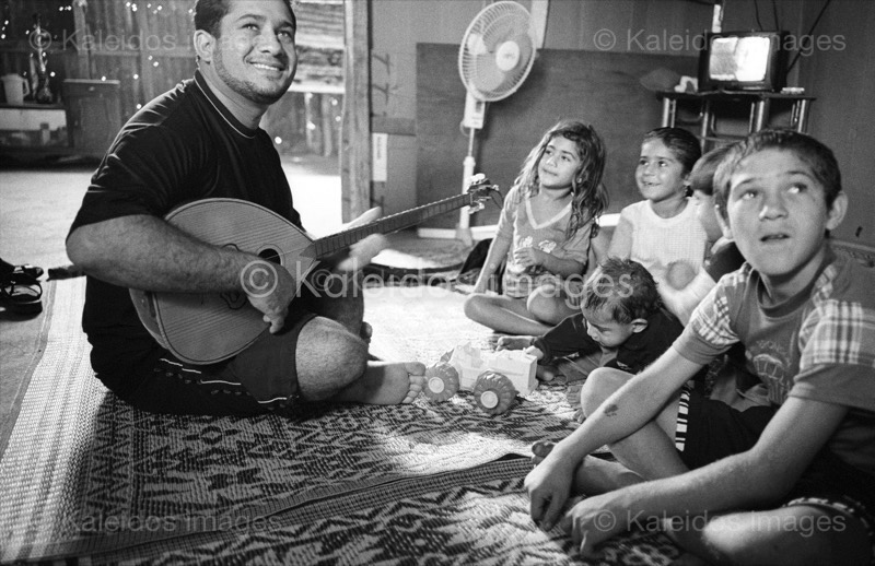 Camps de refugiés;Chatila;Enfants;Hommes;Instrument à cordes;Kaleidos images;Luth;Luth oriental;Musique;Oud;Palestiniens;Réfugiés palestiniens;Tarek Charara;UNRWA