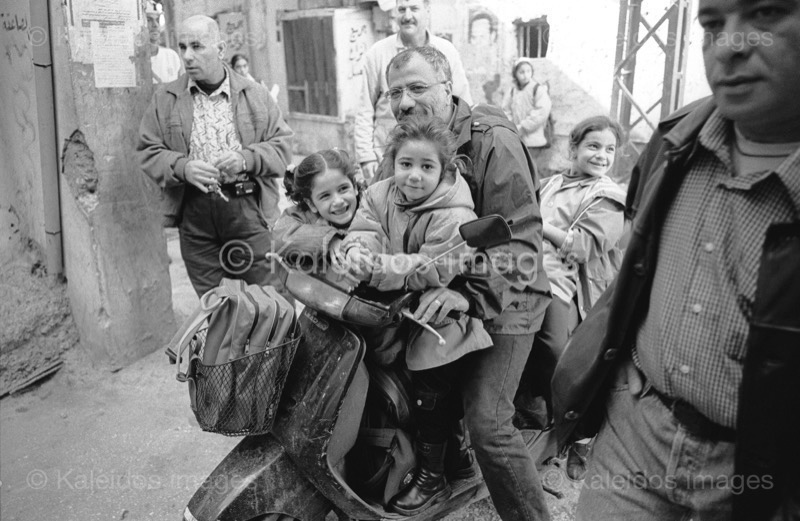 Camps de refugiés;Chatila;Enfants;Filles;Hommes;Kaleidos images;Man;Men;Mobylettes;Palestiniens;Réfugiés palestiniens;Tarek Charara;UNRWA