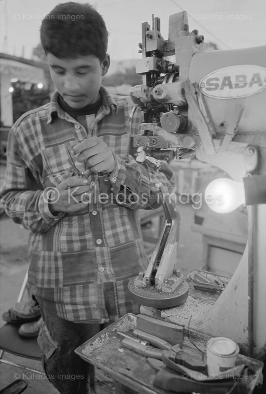 Cobblers;Jobs;Kaleidos images;Man;Men;Palestinian Refugees;Palestinians;Refugee camps;Shatila;Shoe cobblers;Shoe menders;Shoemakers;Tarek Charara;Workers