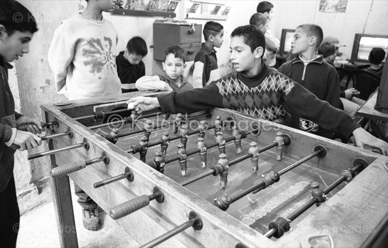 Baby foot;Baby-foot;Boys;Children;Games;Kaleidos images;Kids;Palestinian Refugees;Palestinians;Play;Refugee camps;Shatila;Table football;Table soccer;Tarek Charara;UNRWA