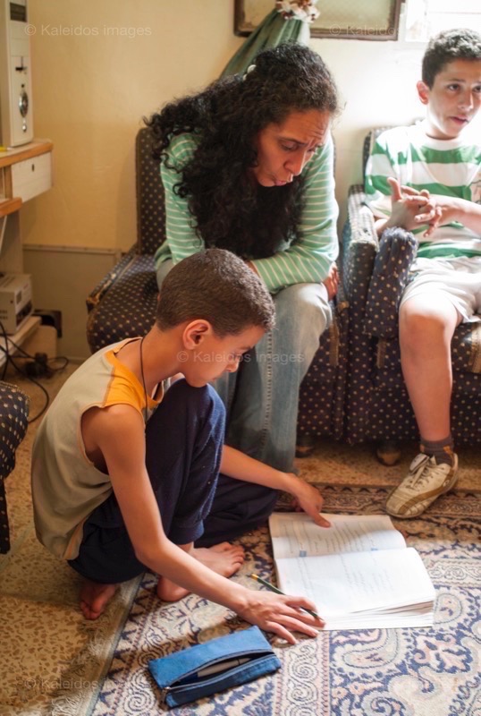 Children;Families;Family;Homework;Kaleidos images;Mona Al Hindawi;Mona Hindawi;Mothers;Nidal Al Hindawi;Nidal Hindawi;Palestinian Refugees;Palestinians;Refugee camps;Shatila;Tarek Charara;UNRWA