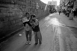 Amis;Amitiés;Camps-de-refugiés;Chatila;Enfants;Garçons;Jeux;Kaleidos-images;Palestiniens;Réfugiés-palestiniens;Tarek-Charara;UNRWA
