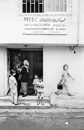 Camps-de-refugiés;Chatila;Children;Dispensaire;Dispensary;Enfants;Health-center;Health-centre;Kaleidos-images;Man;PRCS;Palestinian-Refugees;Palestinians;Palestiniens;Refugee-camps;Réfugiés-palestiniens;Saleh-Maalouf;Shatila;Tarek-Charara;UNRWA;Woman
