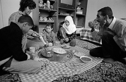 Ahmad-Al-Hindawi;Ahmad-Hindawi;Camps-de-refugiés;Chatila;Déjeuner;Farah-AL-Hindawi;Farah-Hindawi;Ilham-Al-Hindawi;Ilham-Hindawi;Jamal-Al-Hindawi;Jamal-Hindawi;Kaleidos-images;Lunch;Meal;Mona-Al-Hindawi;Mona-Hindawi;Palestinian-Refugees;Palestinians;Palestiniens;Refugee-camps;Repas;Réfugiés-palestiniens;Shatila;Tarek-Charara;UNRWA