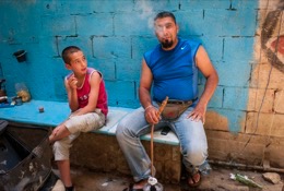 Blue;Boys;Hookahs;Kaleidos-images;La-parole-à-limage;Man;Men;Palestinian-Refugees;Palestinians;Refugee-camps;Shatila;Shicha;Tarek-Charara;UNRWA;Kaleidos