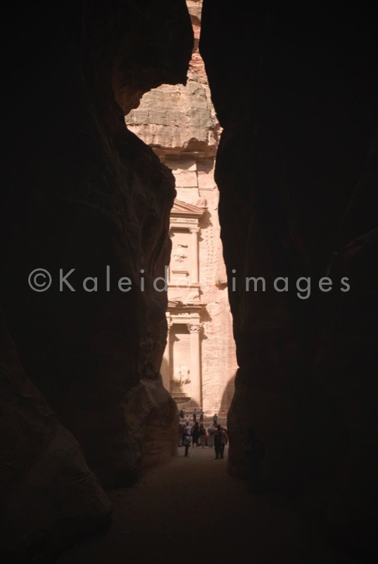 Tarek Charara;Kaleidos images;La parole à l'image;UNESCO;World Heritage;Graves;Tombs;Siq;Tourists;History;Nabateans;Petra;Jordan;Khazneh;Al Khazneh