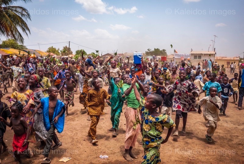 Africa;Benin;Boys;Children;Crowds;Gaani;Girls;Joy;Kaleidos;Kaleidos images;La parole à l'image;Tarek Charara