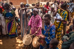 Africa;Benin;Drums;Gaani;Griots;Kaleidos;Kaleidos-images;Kilir;La-parole-Ã -limage;Man;Men;Music;Royal-Palace-of-Djougou;Tam-Tam;Tarek-Charara;Traditions;Wind-instruments