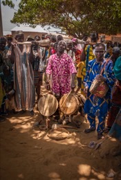 Africa;Benin;Drums;Gaani;Griots;Kaleidos;Kaleidos-images;Kilir;La-parole-Ã -limage;Man;Men;Music;Royal-Palace-of-Djougou;Tam-Tam;Tarek-Charara;Traditions;Wind-instruments