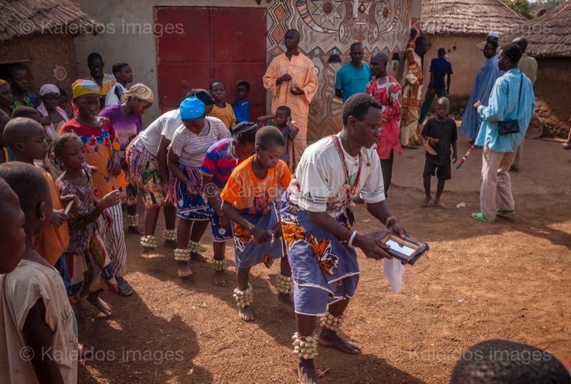 Afrique;Bénin;Danse;Kaleidos;Kaleidos images;La parole à l'image;Palais Royal de Djougou;Palais royal de Kilir;Tarek Charara;Traditions