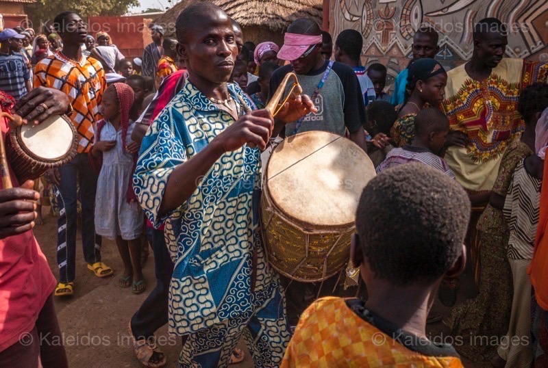 Afrique;Bénin;;Griots;Hommes;Kaleidos;Kaleidos images;La parole à l'image;Musique;Palais Royal de Djougou;Palais royal de Kilir;Tam Tam;Tam-Tam;Tambours;Tams Tams;Tarek Charara