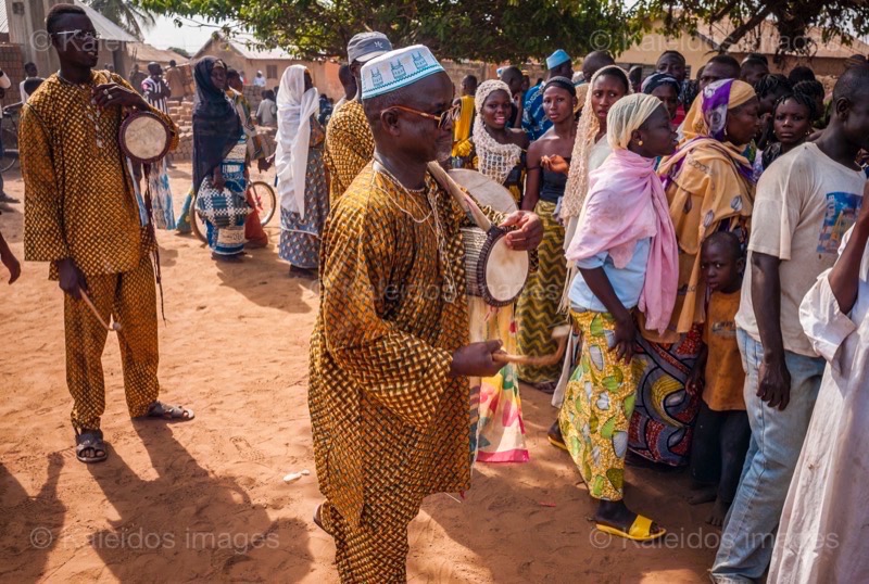 Afrique;Bénin;;Griots;Hommes;Kaleidos;Kaleidos images;La parole à l'image;Musique;Palais Royal de Djougou;Palais royal de Kilir;Tam Tam;Tam-Tam;Tambours;Tams Tams;Tarek Charara