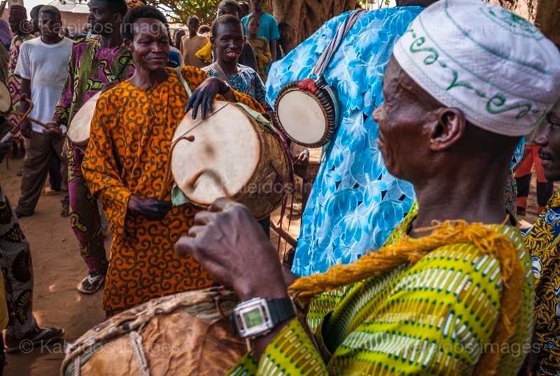 Afrique;Bénin;;Griots;Hommes;Kaleidos;Kaleidos images;La parole à l'image;Musique;Palais Royal de Djougou;Palais royal de Kilir;Tam Tam;Tam-Tam;Tambours;Tams Tams;Tarek Charara