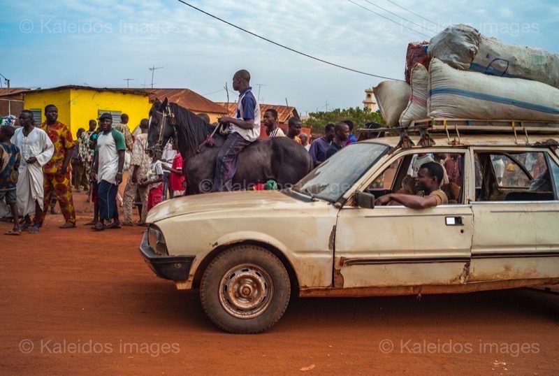 Afrique;Automobiles;Bénin;Cavaliers;Cheval;Chevaux;Kaleidos;Kaleidos images;La parole à l'image;Tarek Charara;Taxi-brousse;Voitures;Véhicules