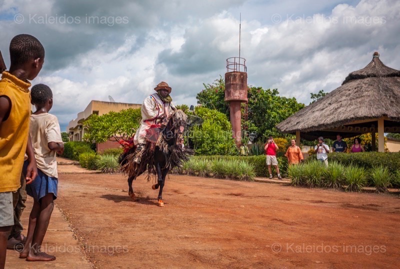 Africa;Benin;Gaani;Gotesani Bokari;Horseman;Horsemen;Horses;Kaleidos;Kaleidos images;La parole à l'image;Riders;Tarek Charara;Tourists